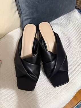 Women's Black Slide Sandals with Twisted Strap